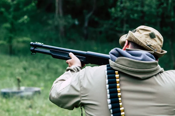 Hunter s pistolí. Stojí v lese a čekají na kořist — Stock fotografie