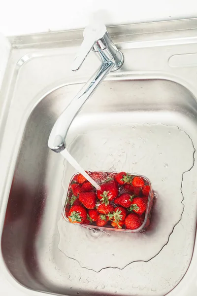 Strawberries are washed in water. Pure fruit is health — Stock Photo, Image