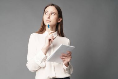 Bir defter ve kalem onun elinde tutan işkadını portresi. Bir gri bir arka plan üzerinde izole