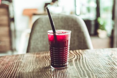 Masanın üzerine bir bardak soğuk limonata