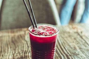 Masanın üzerine bir bardak soğuk limonata