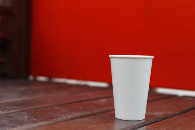 Kırmızı bir arka plan üzerinde beyaz kağıt cam