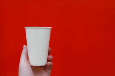 Kırmızı bir arka plan üzerinde beyaz kağıt cam