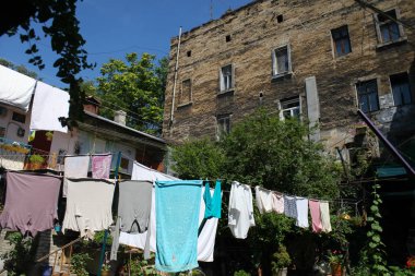 Odessa'daki clothesline üzerinde giysileri ile eski avlu