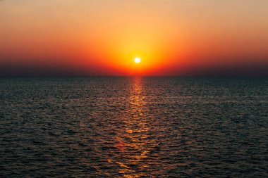Şafak veya deniz, okyanus, göl günbatımı. Güzel manzara. Güneşe görülüyor.