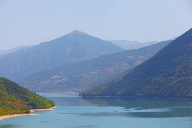 Göl Georgia dağlarında. Siste dağlar başında.