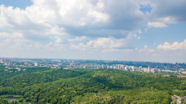 Kyiv 'in panoramik görüntüsü. Halkın Dostluğu Kemeri, yaya köprüsü. Bir dronla Kyiv 'in görüntüsü.