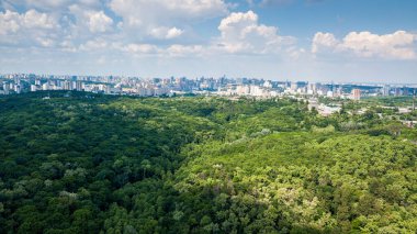 Kyiv 'in panoramik görüntüsü. Halkın Dostluğu Kemeri, yaya köprüsü. Bir dronla Kyiv 'in görüntüsü.