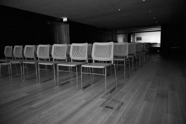 Ofis boş. Ofis karantinaya alındı. Ofiste hiç çalışan yok..