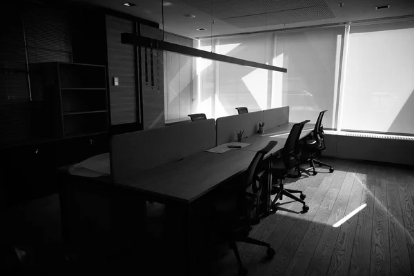 Het kantoor is leeg. Het kantoor is in quarantaine. Er zijn geen werknemers in het kantoor.. — Stockfoto
