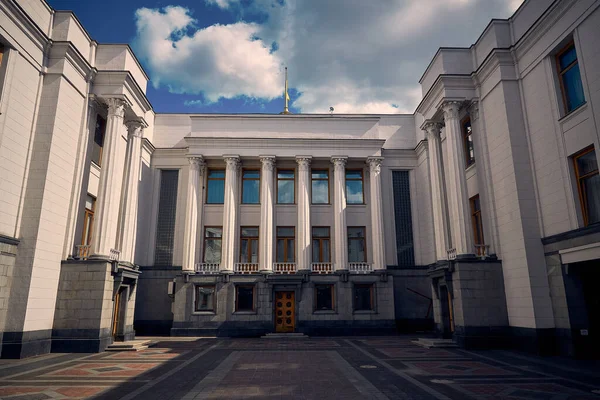 Courtyard of the Parliament Building of Ukraine. Verkhovna Rada. — Stock Photo, Image