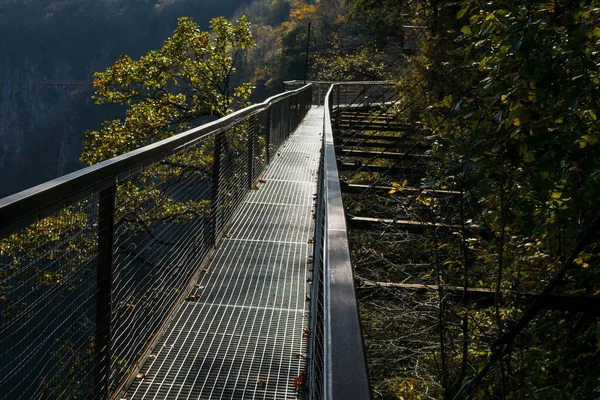 Puente de metal Okatse Kanyon Kutaisi Georgia — Foto de Stock