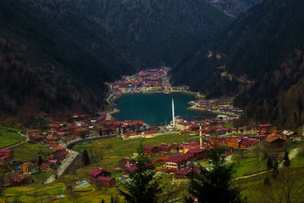 Long Lake Uzungol Trabzon, Turquia. Montanhas Árvores da aldeia — Fotografia de Stock