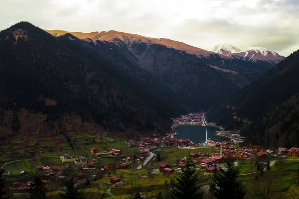 Long Lake Uzungol Trabzon, Turquia. Montanhas Árvores da aldeia — Fotografia de Stock