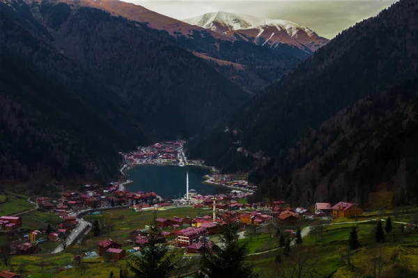 Long Lake Uzungol Trabzon, Turquia. Montanhas Árvores da aldeia — Fotografia de Stock