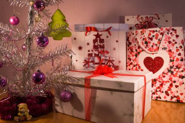 Noel Hediyeleri Kutusu Paket Ağacı Parıltısını Sunar