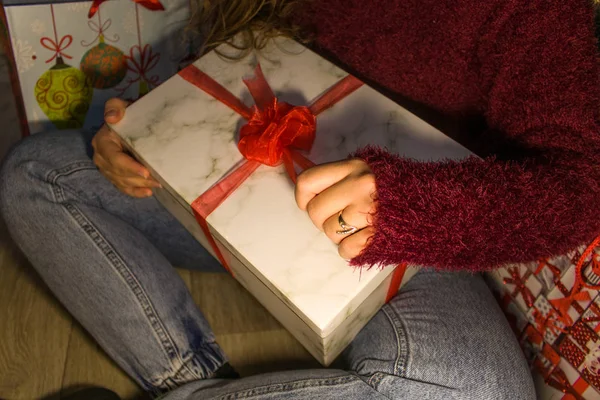 Подарочная белая коробка с красной лентой — стоковое фото