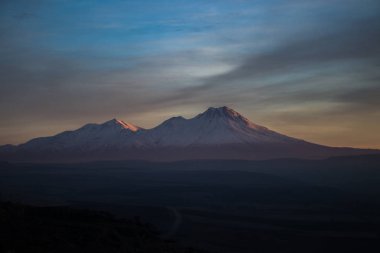 Karlı Hasan Yanardağı Anadolu Türkiye Aksaray Günbatımı Pembe Turuncu Gökyüzü