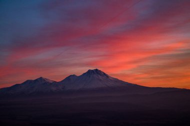 Karlı Hasan Yanardağı Anadolu Türkiye Aksaray Günbatımı Pembe Turuncu Gökyüzü