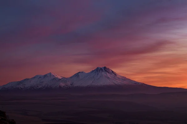 Snowy Mount Hasan Volcano Anatolia Turkey Aksaray Sunset Pink Red Orange Sky — Stock Photo, Image