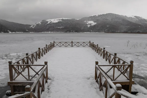 Abant Icy Lake Winter, Bolu, Turchia. Paesaggio freddo — Foto Stock