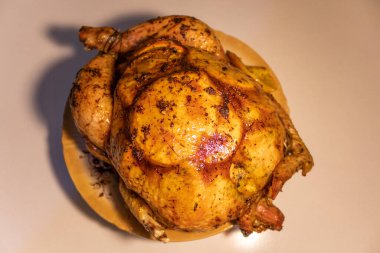 Kızarmış Noel tavuğu ve portakallı beyaz tabak.