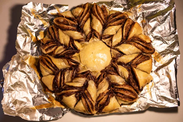 Çikolatalı börek. Ev yapımı tatlı kek ürünü. — Stok fotoğraf