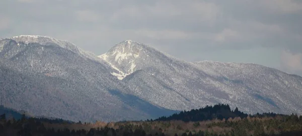 Colinas cubiertas de nieve —  Fotos de Stock