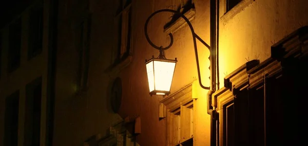 Straßenlaterne in einer alten Stadt — Stockfoto