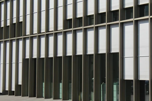Современный фасад здания — стоковое фото