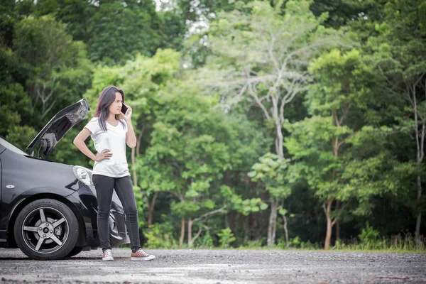 Podziale samochód i Azjatyckie kobiety wywołującej mechanik samochodowy — Zdjęcie stockowe