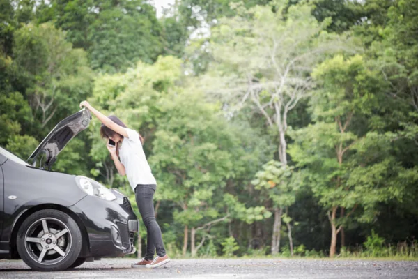 Rozmazané z členění auto a asijské ženy volající automechanik Stock Fotografie