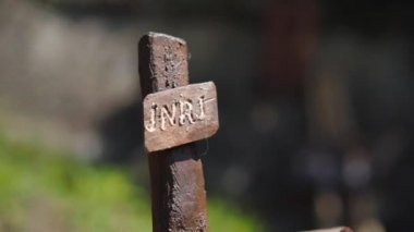 Üzerinde INRI yazılı eski kahverengi ahşap haç, çarmıha gerilme sembolü. Din ve Hıristiyanlık, inancın, umudun ve sevginin sembolü.