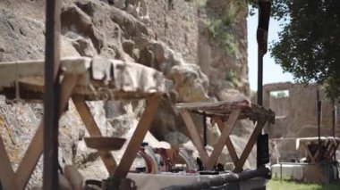 Eski köyde antik şatosu ve köylüleri olan inanılmaz bir ortaçağ atmosferi var. Siviller çok çalışıyor, el yapımı mücevherler yapıyor ve ortaçağ pazarında satış yapıyorlar. Ortaçağ toplumu ve ticaret 