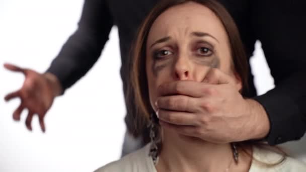 Женщины насилуют и насилуют в семье, напуганная и плачущая женщина с синяком под глазом страдает от мужей агрессии и нападения, домашнего насилия и жестокого поведения мужчин. Защита прав женщин в — стоковое видео
