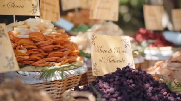 Cestas de vime cheias de variedade de frutas secas no balcão do mercado. Limões secos, laranja, passas e outras frutas saudáveis são vendidos na feira do mercado. Mostra de frutas secas saborosas diferentes e nozes — Vídeo de Stock