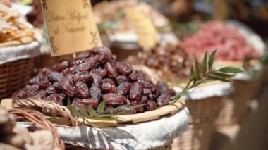 İnanılmaz renkli bir market tezgahı. Yuvarlak derin sepetlerde sağlıklı kurutulmuş meyveler var. Vitamin ve mineral dolu kurumuş meyve, insan vücudu için sağlıklı besin.