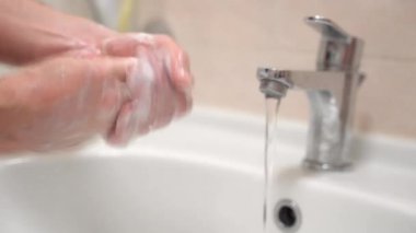 Kirli elleri dezenfektan sabunla dikkatlice yıkama işlemi sıcak suyun altında, köpük temizlemek için ellerde. Kirli ellere bakteri, mikrop ya da başka bir hastalık bulaşma riski var.