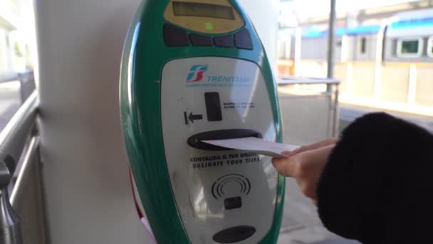 ROME, ITALIE - 3 JANVIER 2020 : Une main de femme méconnaissable tenant un billet de train et l'insérant à l'intérieur de la machine de validation au quai de la gare de Rome. Billet de validation passager pour — Video