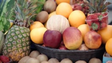 Yerel çiftçi pazarında egzotik meyveler, olgun portakallar, limon, kivi, karpuz, kavun, çilek ve ananas. Olgun meyve satışı