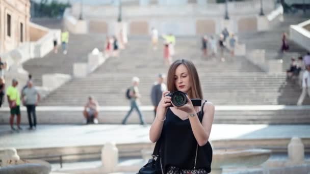 Női operatőr, aki gyönyörű épületeket, műemlékeket és sétáló embereket filmez. Vonzó turista felfedezni a világot, felfedezni érdekes helyek és a felvétel emlékek digitális fényképezőgép — Stock videók