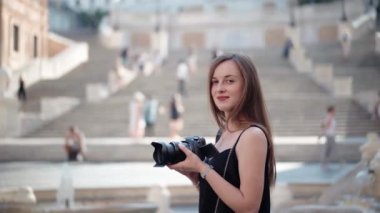 Oldukça uzun kızıl saçlı kadın fotoğrafçı elinde siyah dijital kamerasıyla inanılmaz fotoğraflar çekiyor. Yaratıcı kız kamera önünde şehir anılarını kaydediyor, fotoğrafçılar tatilde maceralar yaşıyor.