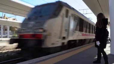 İstasyonda iki biletle bekleyen genç ve güzel bir kız. Transit tren durmadan geçiyor, kız trene binme ve seyahat etme şansını kaybediyor. Yanlış zaman çizelgesi