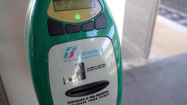 ROMA, ITALIA - 3 DE ENERO DE 2020: Máquina de validación de billetes verdes en la plataforma de la estación de tren en el centro de Roma. Persona irreconocible insertando boleto comprado dentro de la máquina y esperando — Vídeo de stock