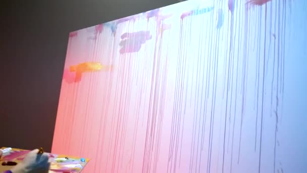 Künstlerin zeichnet emotionale Kunst Bild mit Ölfarben, Maler Farbspritzer auf großer Leinwand, horizontale und vertikale Linien schaffen echte sinnliche Meisterwerk. Moderne Malerei auf Leinwand in — Stockvideo