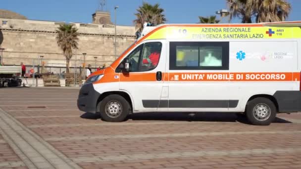 Civitavecchia, Ιταλία - 14 Μαρτίου 2020: Ασθενοφόρο που καταφθάνει για την αναζωογόνηση του ασθενούς και την παροχή πρώτων βοηθειών, ιατρός που έχει την υποψία κρούσματος του κορωναϊού και σκοπεύει να απομονώσει τον ασθενή στο — Αρχείο Βίντεο