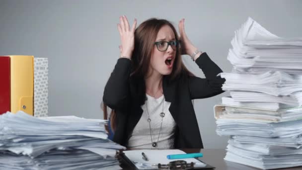 Une employée de bureau débordée qui perd son sang-froid au travail, une pile de dossiers inachevés, de la paperasserie et de la documentation. Gestionnaire financier ayant une dépression nerveuse, travailleur stressé criant de colère — Video