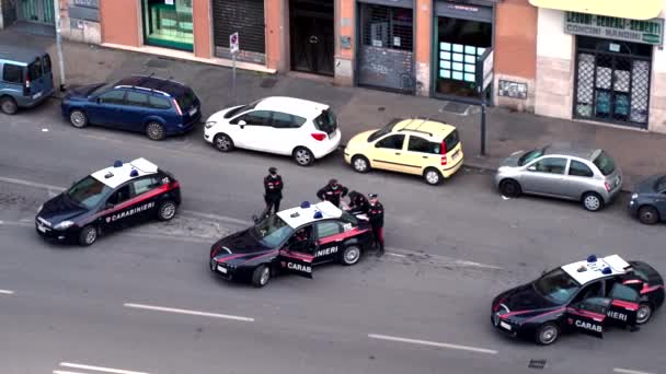 ROMA, ITALIA - 20 MARZO 2020: Penelizzare i conducenti sulla strada di Roma, i poliziotti controllano i documenti e compilano i rapporti secondo la legge. Violatori stradali in Italia — Video Stock