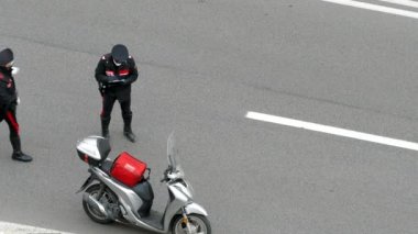 ROME, ITALY - 20 MARZO 2020: İtalyan polisi sürücüye ceza kesti ve karantina koronavirüsünü ihlal eden ve izin almadan Roma sokaklarında bulunan araca el koydu. Polis içeri
