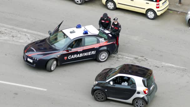 罗马，意大利- 2020年3月20日：意大利的科罗纳威斯流行病。巡警在罗马的街道上拦住了汽车，检查了在检疫期间正好在外面的司机。新的限制 — 图库视频影像